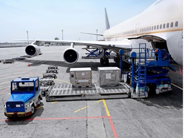 Cargo aircraft loading cargo pallets
